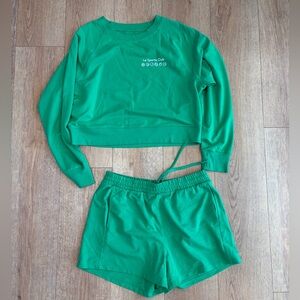 All in Motion Matching Green Athleisure Set Cropped Pullover & Shorts Medium